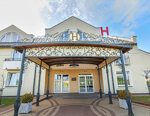 Außenansicht des Hotel Lotos